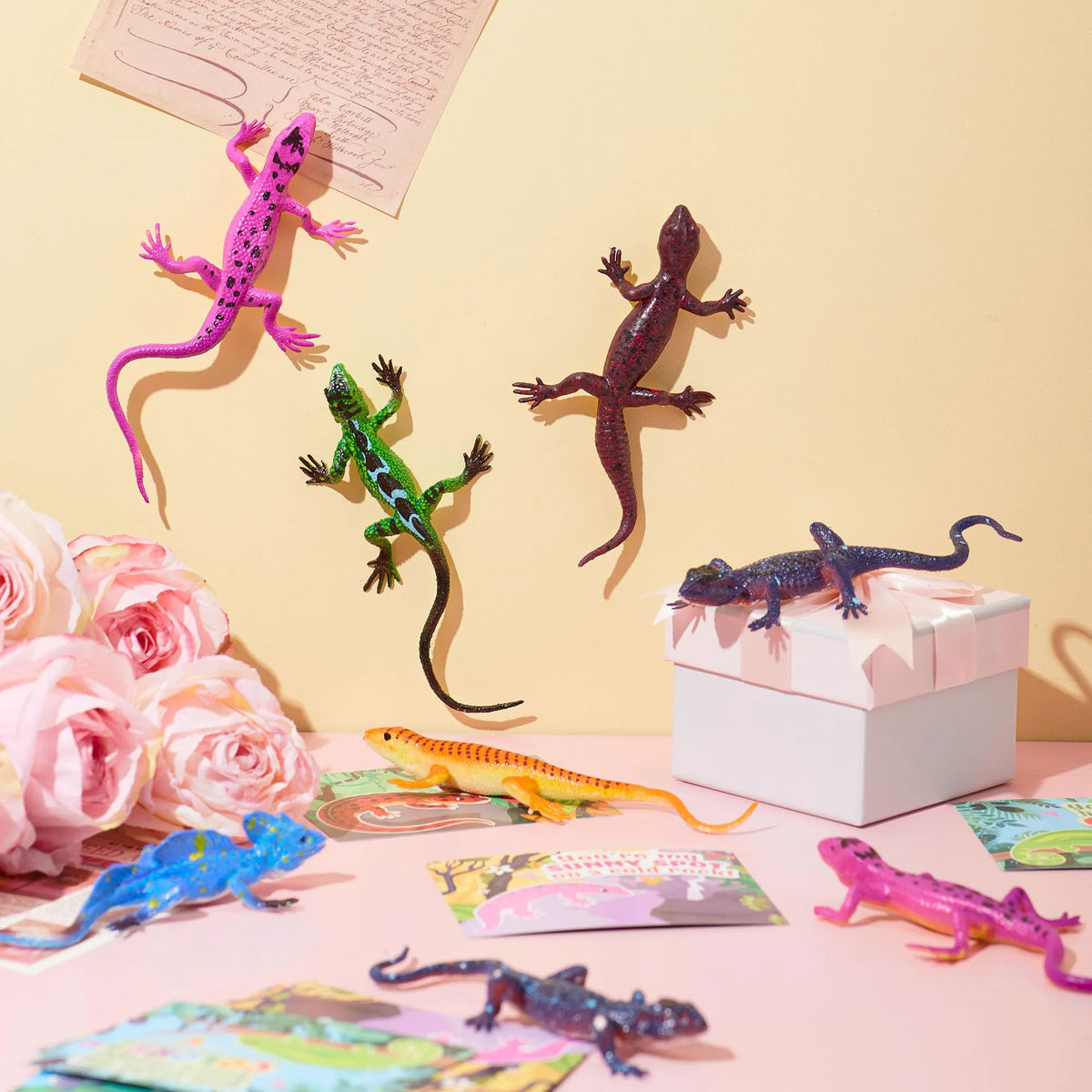 JOYIN 24 Pcs Valentine's Day Gift Cards with Color Changing Lizard Toys